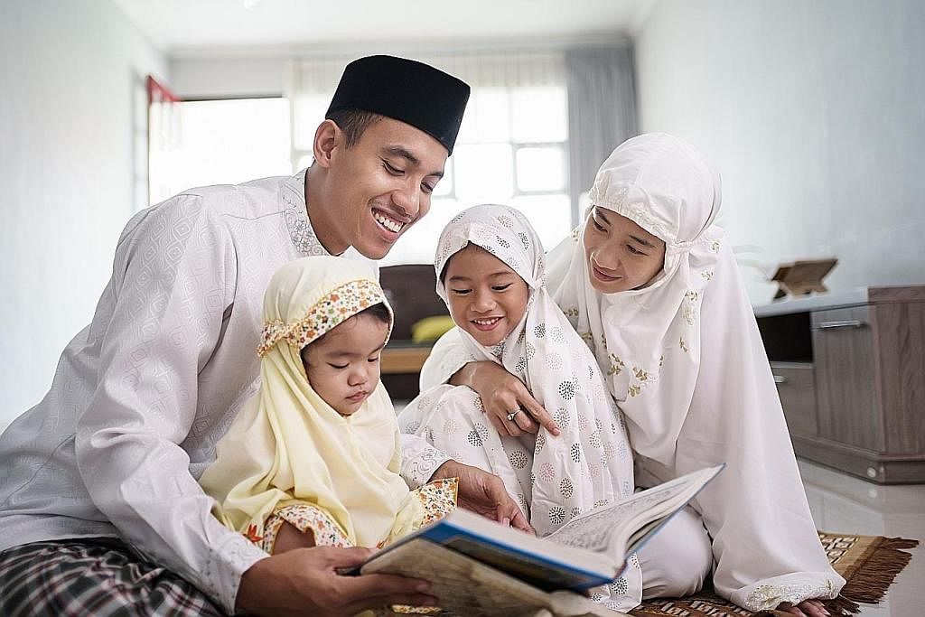 MEMBACA AL-QURAN: Eloklah dilakukan pada malam Hari Raya dengan mengisikannya dengan perbuatan mentaati Allah, antaranya membaca Al-Quran bersama keluarga. - Foto ISTOCK