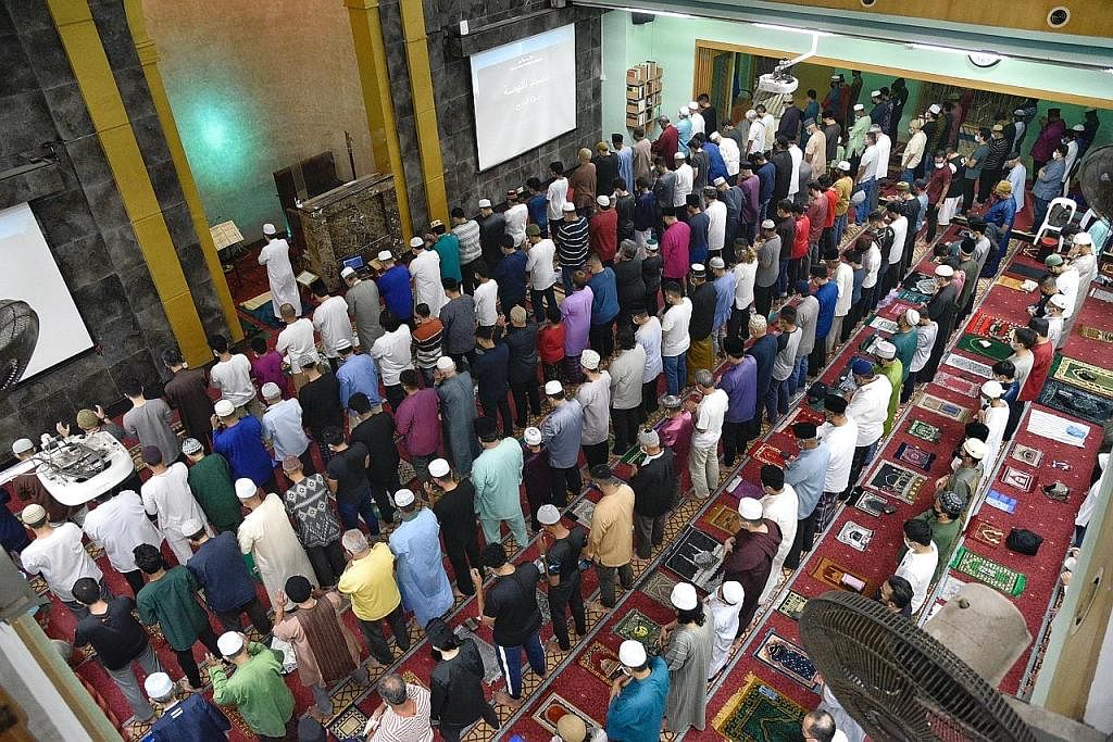 KEMBALI MERIAH: Lebih 200,000 slot disediakan di 66 masjid bagi solat berjemaah Hari Raya Aidilfitri kali ini. - Foto fail