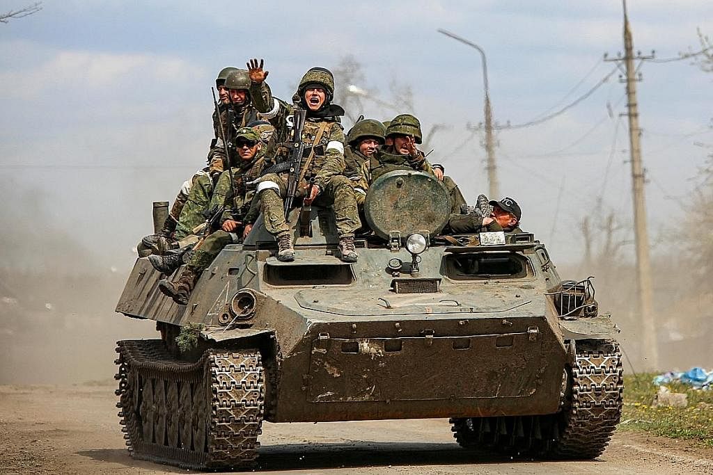 SERANGAN HEBAT: Konvoi kereta perisai tentera pro-Russia bergerak di sebatang jalan di Mariupol, Ukraine, pada 21 April lalu. - Foto REUTERS