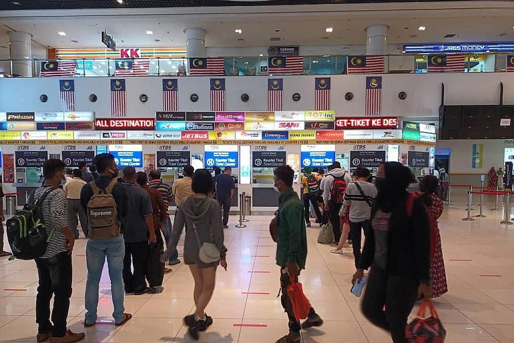 PULANG BERAYA: Orang ramai sedang beratur untuk membeli tiket bas menuju ke selatan tanah air di TBS, Kuala Lumpur. - Foto BH oleh KHIRUL BAHRI BASARUDDIN GHAIRAH DAPAT JUMPA KELUARGA: Cik Junita Rashid (kanan) bersama seorang rakan sebelum pulang ke