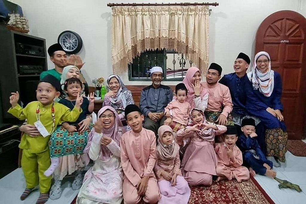 BERTEMU SEMULA: Cik Siti Nurliyana (empat dari kanan) dan keluarganya akhirnya bertemu semula bersama keluarga tercintanya setelah berpisah selama dua tahun akibat sekatan sempadan. - Foto ihsan SITI NURLIYANA ALI