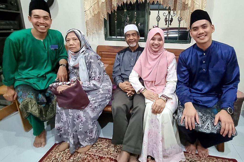 RAYA PENUH BERMAKNA: Cik Nurliyana (dua dari kanan) bersama ibu bapanya, Cik Rosni Md Amin dan Encik Ali Mohamad, di samping adik-beradiknya Muhammad Tajuddin (kiri) dan Ahmad Hakim bertemu semula setelah dua tahun berpisah akibat sekatan sempadan. -