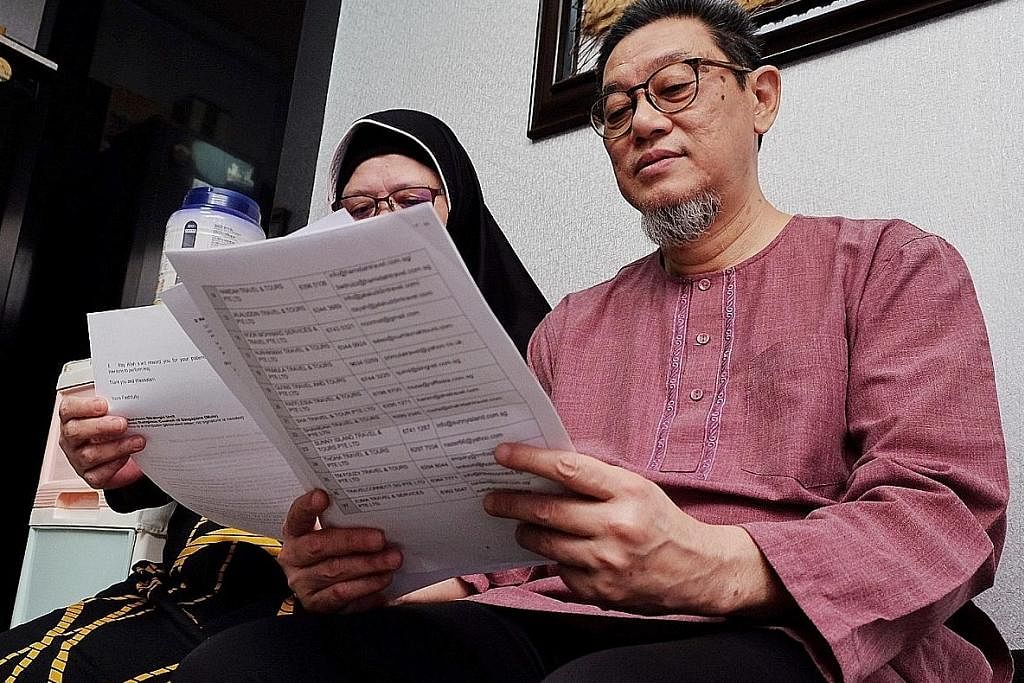 'BELUM REZEKI': Encik Mohd Safwan Abdullah dan Cik Hamidah Hamzah meneliti surat tawaran menunaikan haji tahun ini yang diterima oleh Ck Hamidah. - Foto-foto BH oleh MOHD KHALID BABA