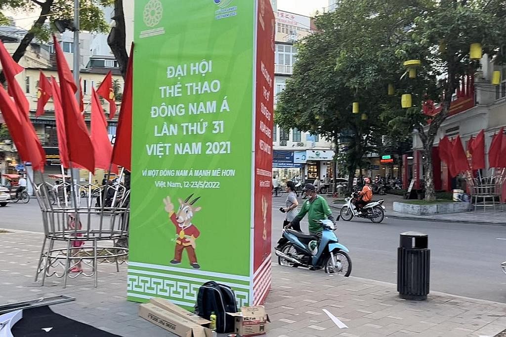 SEMANGAT TEMASYA: Bandar raya Hanoi dihiasi dengan bendera serta papan tanda bagi memeriahkan suasana Sukan SEA yang akan dibuka secara rasmi Khamis depan. - Foto BH oleh HAKIM YUSOF