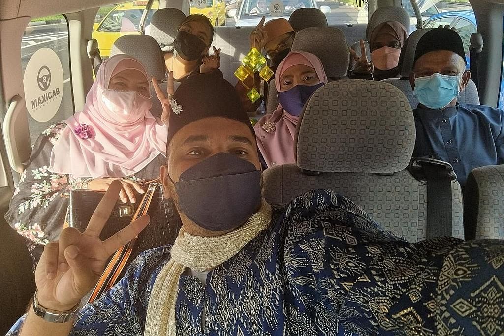 JALAN BERSAMA: Selepas dua tahun tidak dapat sambut Hari Raya seperti biasa, keluarga Encik Mohamed Raihan Mohamed Salleh (depan) kembali menyewa bas mini pada hari pertama Aidilfitri tahun ini untuk mengunjungi rumah saudara mara dan rakan-rakan mer