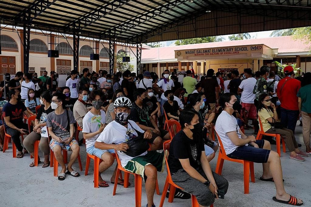 PESAING: Encik Ferdinand Marcos Jr dan Cik Leni Robredo dijangka bersaing hebat untuk memenangi jawatan presiden Filipina. TUNGGU GILIRAN MENGUNDI: Rakyat Filipina menunggu giliran mereka untuk membuang undi di Tondo di Metro Manila semalam dalam pil
