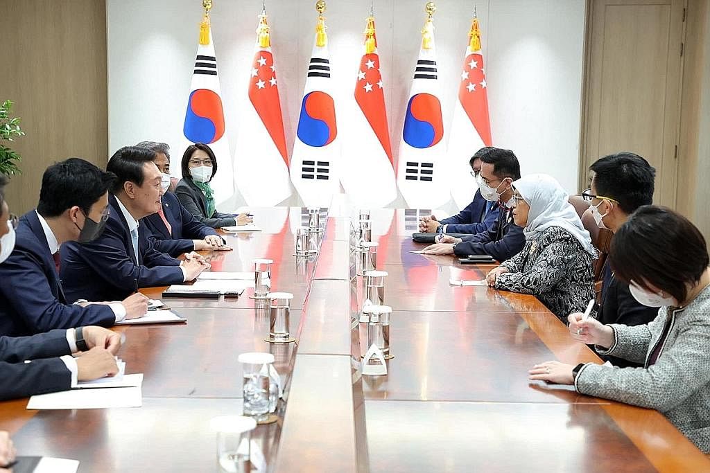 HADIRI MAJLIS: Presiden Halimah Yacob (dua dari kiri) menghadiri majlis perasmian pelantikan presiden baru Korea Selatan, Encik Yoon Suk-yeol, di Seoul kelmarin.