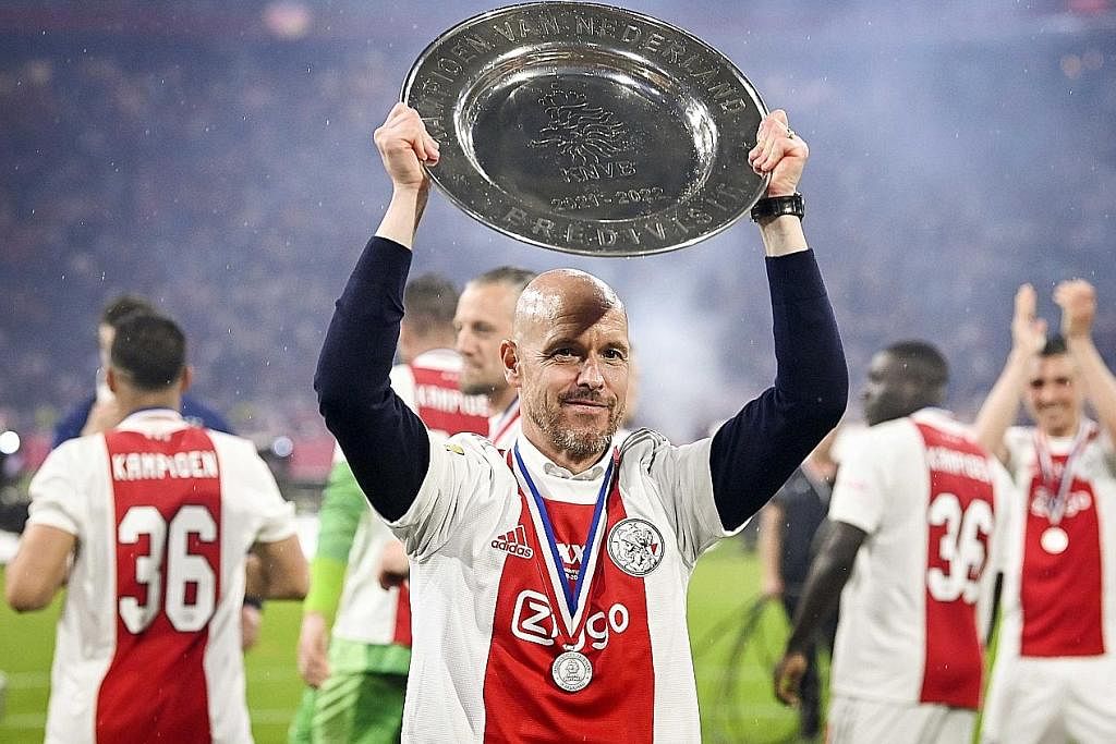 HADIAH PERPISAHAN: Erik ten Hag merai kemenangan liga ke-36 Ajax selepas mengalahkan Heerenveen 5-0 di Amsterdam, Belanda, kelmarin. - Foto EPA-EFE