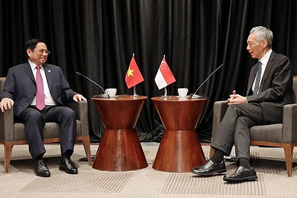 HUBUNGAN BAIK: Perdana Menteri Singapura, Encik Lee Hsien Loong (kanan) bertemu Perdana Menteri Vietnam, Encik Pham Minh Chinh, di Washington pada 12 Mei 2022.
