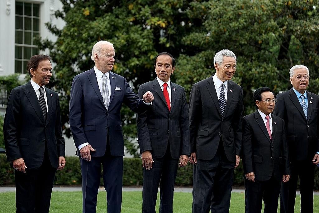 BERGAMBAR BERSAMA: Encik Lee (tiga dari kanan) bersama Encik Biden (dua dari kiri) berkumpul bagi bergambar bersama pemimpin Asean lain di kawasan Rumah Putih menjelang Sidang Puncak Khas Asean-Amerika. - Foto LIANHE ZAOBAO