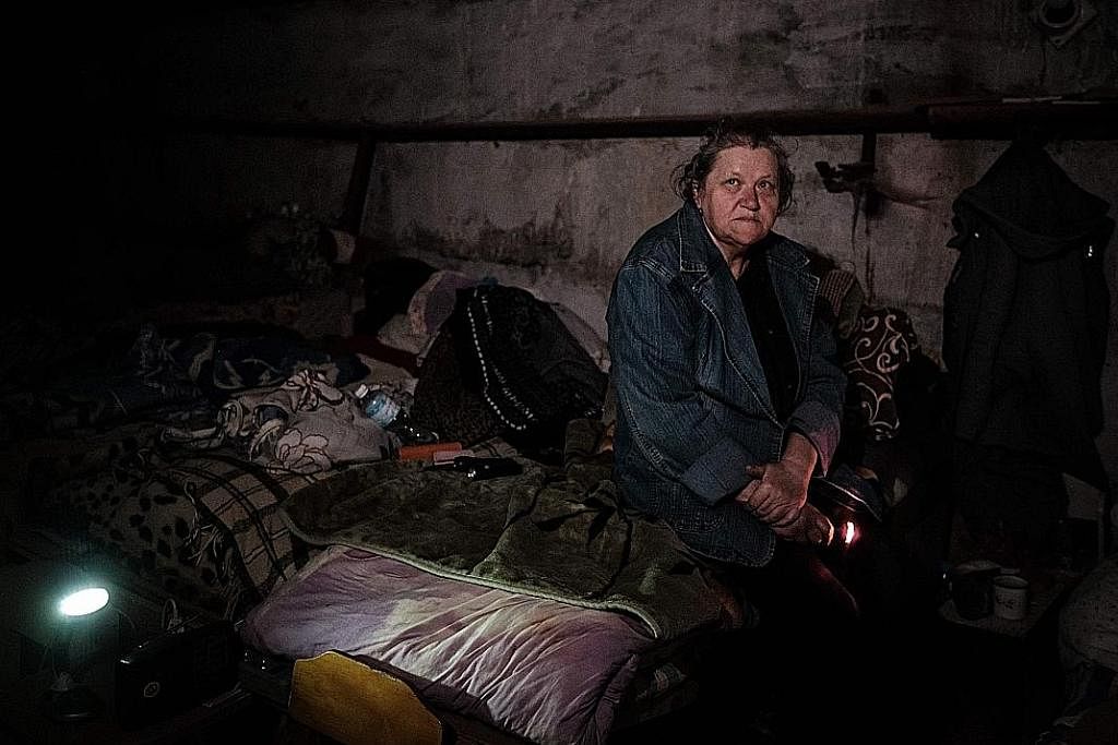 CARI PERLINDUNGAN: Warga Ukraine ini mendapatkan perlindungan di ruang bawah tanah sebuah tadika di bandar Lysychansk, timur negara itu. - Foto AFP TAHAP KESIHATAN JADI TANDA TANYA: Encik Putin dikatakan menghidap kanser darah dan keadaan kesihatanny