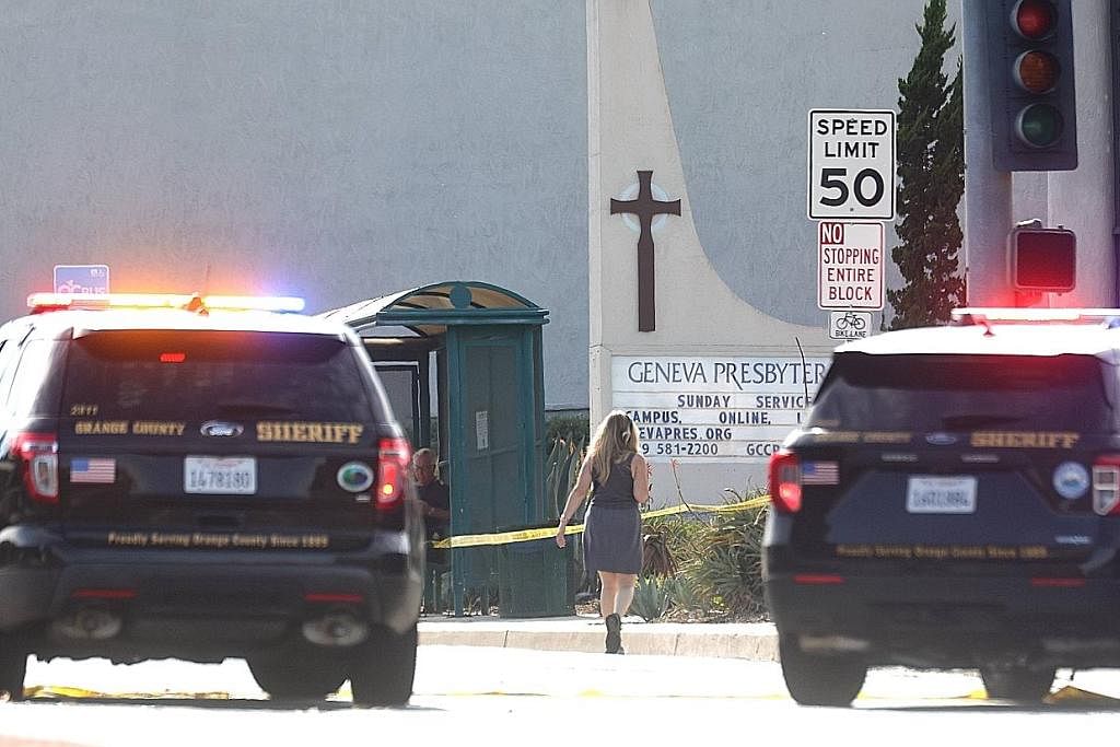 JADI SASARAN: Polis mengepung kawasan di sebuah gereja di Selatan California - lokasi satu insiden tembakan rambang yang meragut nyawa seorang dan mencederakan empat yang lain. - Foto AFP