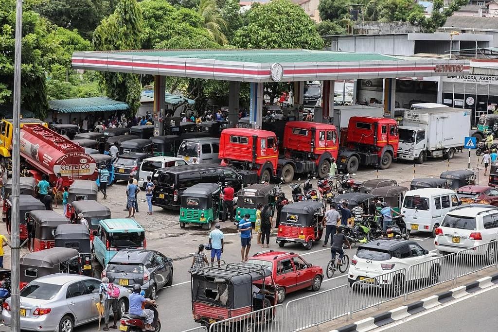 BERATUR PANJANG: Deretan panjang di sebuah kedai minyak di Colombo kelmarin, untuk mengisi kenderaan masing-masing dengan bahan tenaga yang sangat berkurangan itu di Sri Lanka. - Foto EPA-EFE