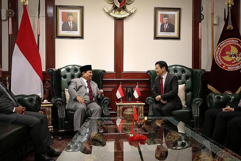 HUBUNGAN DUA HALA: Encik Lawrence Wong (dua dari kanan) yang bertemu dengan Encik Prabowo Subianto (dua dari kiri), antara lain berbincang tentang hubungan pertahanan kedua-dua negara yang rapat dan sudah lama terjalin. - Foto MCI