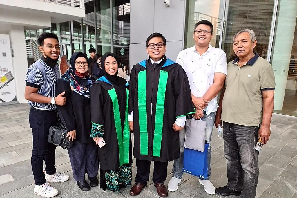 KONGSI KEJAYAAN: Encik Muhammad Isa Ali (tiga dari kanan) bersama tunangnya, Cik Nurul Amirah Zulkanain (tiga dari kiri), sama-sama mendapat diploma daripada Politeknik Republic. Bersama dalam gambar adalah ahli keluarga mereka. - Foto ihsan MUHAMMAD