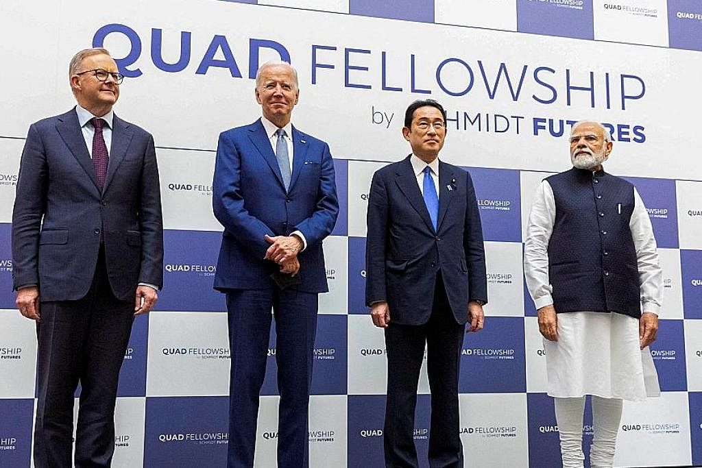 SIDANG PUNCAK QUAD: (Dari kiri) Encik Anthony Albanese, Encik Joe Biden, Encik Fumio Kishida, dan Encik Narendra Modi menghadiri sidang puncak Quad di Tokyo yang bermula semalam . - Foto REUTERS