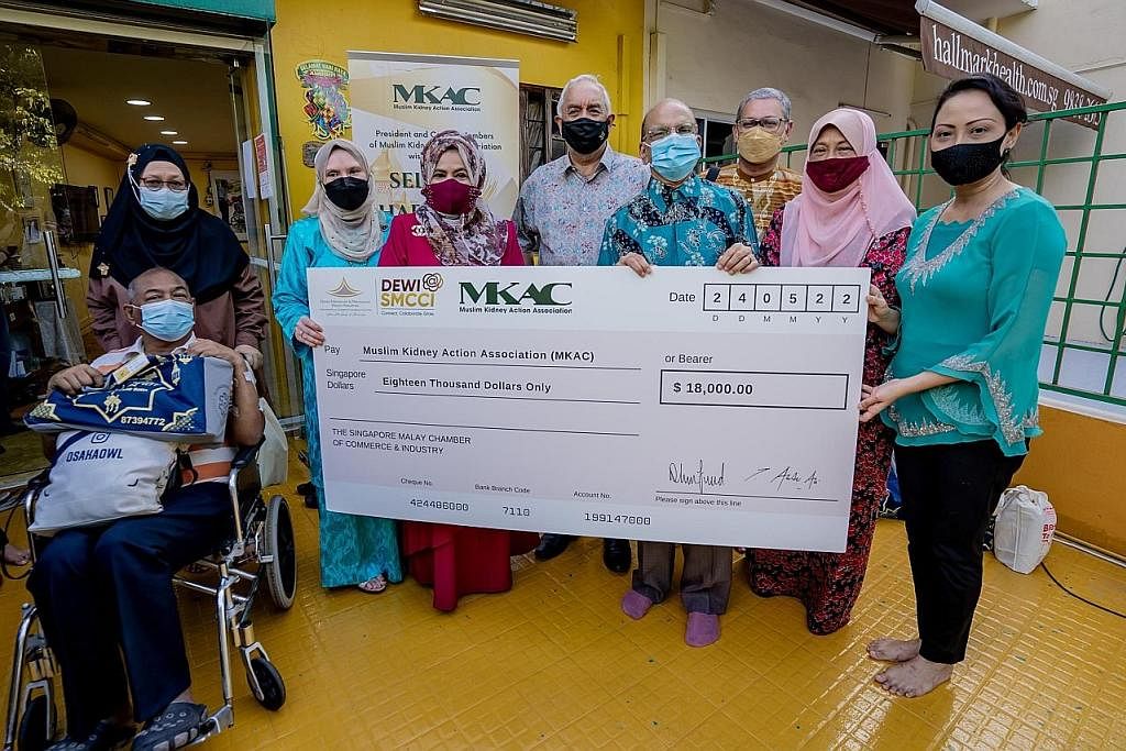 SUMBANG DERMA: Sayap wanita Dewan Perniagaan dan Perusahaan Melayu Singapura (DPPMS), Dewi@DPPMS, menyampaikan cek bernilai $18,000 kepada Persatuan Bertindak Ginjal bagi Masyarakat Islam (MKAC).