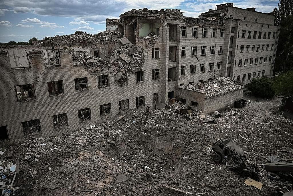 ANGKARA SERANGAN: Gambar yang diambil kelmarin menunjukkan bangunan pentadbiran yang musnah di bandar Bakhmut di wilayah timur Ukraine, Donbas. - Foto AFP