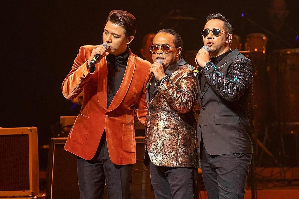 KEMBALI 'LIVE': (Dari kiri) Hady Mirza, Jatt Ali dan Sufi Rashid menghiburkan peminat Singapura dalam konsert Fenomena kelmarin sempena Pesta Raya di Esplanade. - Foto ALOYSIUS LIM-ESPLANADE