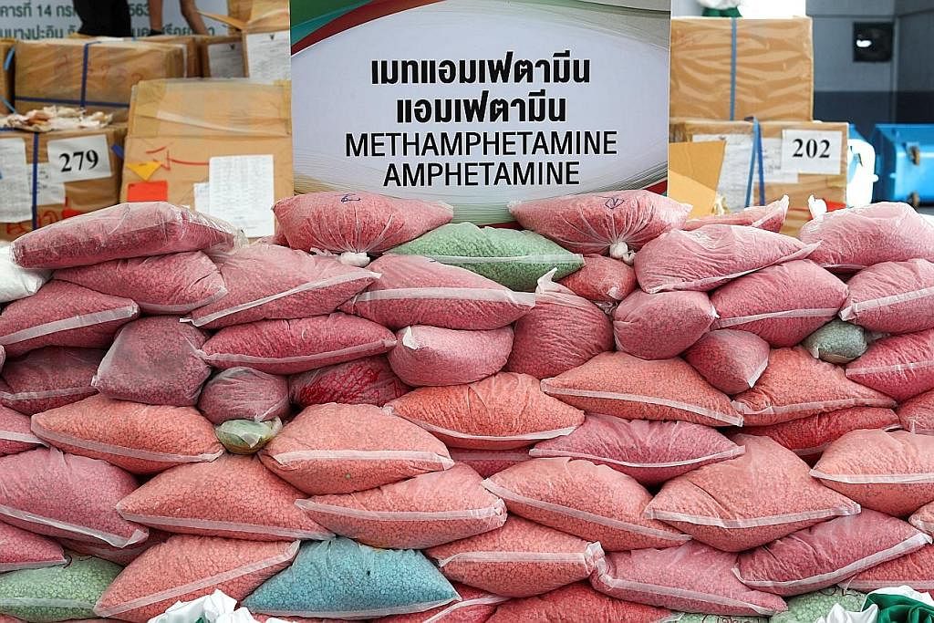MUSNAH DADAH: Gambar yang dirakamkan pada 26 Jun 2020 menunjukkan puluhan beg mengandungi pil dadah tiruan jenis 'methamphetamine' dihimpunkan semasa Majlis ke-50 Pemusnahan Narkotik Yang Dirampas di wilayah Ayutthaya, Thailand. - Foto REUTERS