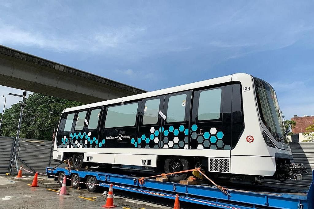 KERETA API BARU: Kereta api baru pertama bagi laluan LRT Bukit Panjang kini sudah tiba di Singapura dan akan diuji sebelum disahkan untuk berkhidmat di laluan itu. - Foto LTA
