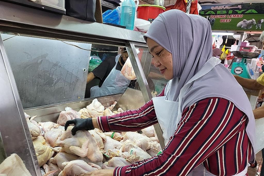 BEKALAN AYAM BERTERUSAN: Pemilik gerai Elly Sukma, Cik Elly Sukmawarni Sukardi, masih mempunyai bekalan ayam segar yang mencukupi untuk bertahan bagi tempoh waktu ini. - Foto BH oleh NATASHA MUSTAFA