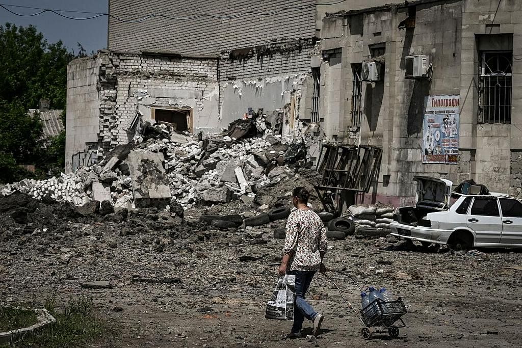 ROSAK TERUK: Bandar Lysytsansk di wilayah Donbas di timur Ukraine mengalami kerosakan teruk ekoran dibedil tentera Russia secara berterusan. BUAT PENGUMUMAN: Encik Charles Michel (kanan) dan Presiden EC, Cik Ursula von der Leyen, membuat pengumuman m