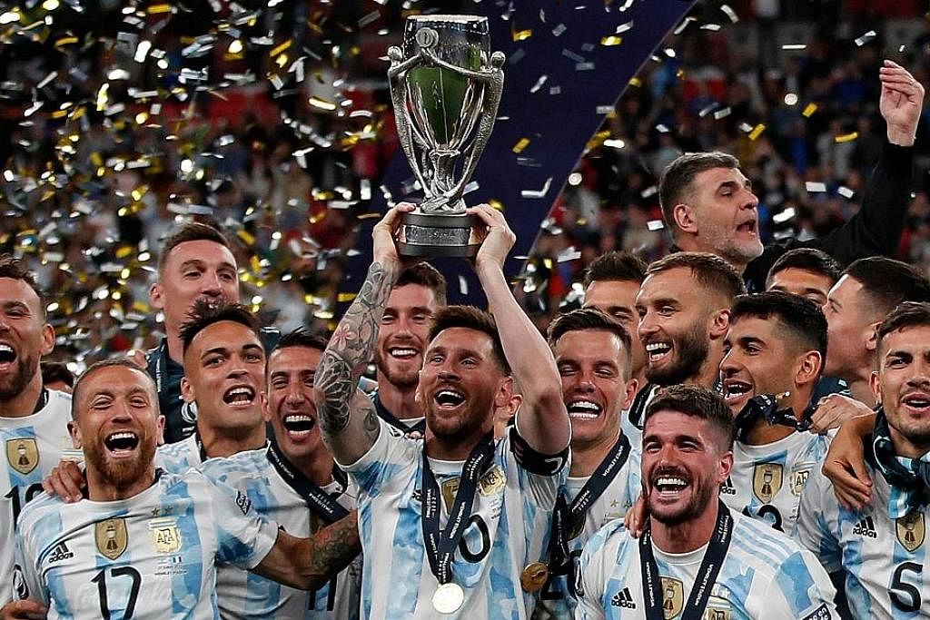 JULANG TROFI: Kapten dan penyerang Argentina, Lionel Messi, menjulang trofi kejuaraan selepas pasukannya menewaskan Italy untuk menjuarai 'Finalissima' - pertarungan yang menemukan juara Amerika Selatan dengan juara Eropah di Wembley kelmarin. - Foto