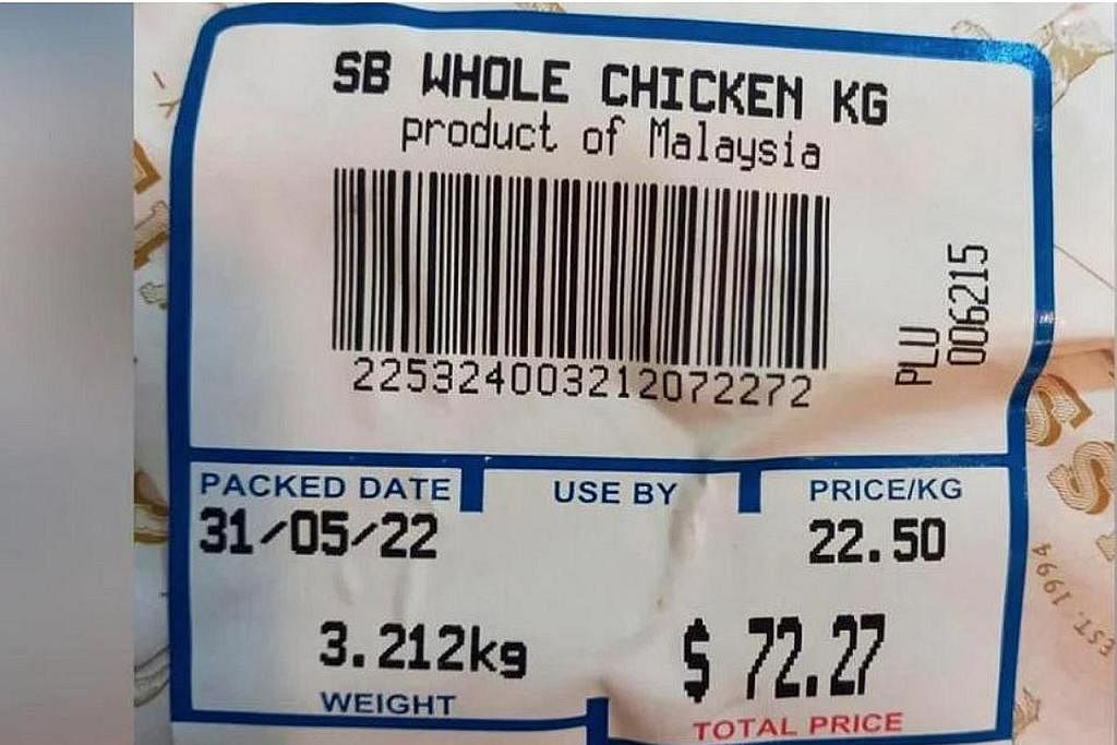 TIMBUL TANDA TANYA: Gambar label menunjukkan ayam yang dibungkus pada 31 Mei 2022 seberat 3.212 kilogram itu dijual pada harga $22.50 setiap kilogram di NTUC FairPrice. - Foto FACEBOOK NTUC FAIRPRICE