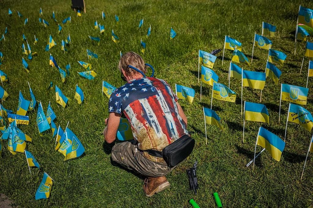 ERTI PERJUANGAN: Seorang lelaki meletak bendera Ukraine yang disertakan nama warga yang terbunuh akibat peperangan Ukraine-Russia di Medan Kemerdekaan di Kyiv, Ukraine, kelmarin. - Foto AFP