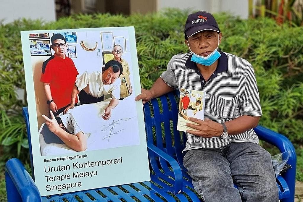 BUKU TERAPI MELAYU: Encik Saini Salleh, seorang mantan wartawan Berita Harian, bersama poster buku 'Urutan Kontemporari Terapis Melayu Singapura' yang ditulis beliau. - Foto ihsan HAJI ABDUL LATIFF AHMAD