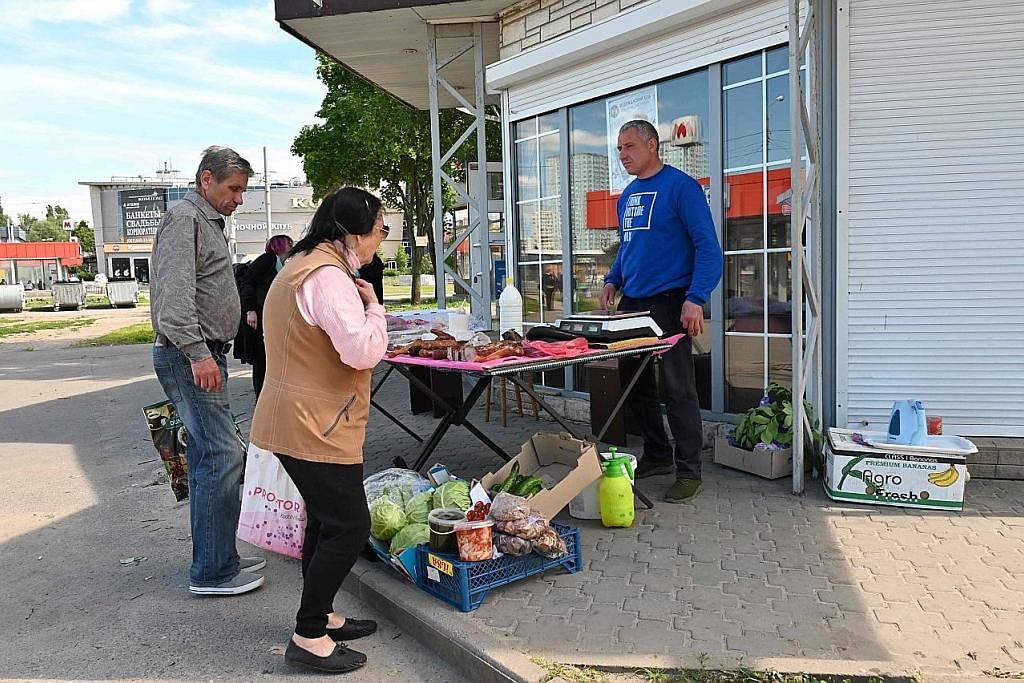 BEKALAN MAKANAN TIDAK MENCUKUPI: Perang di Ukraine boleh membawa krisis kekurangan makanan global ke tahap yang tidak pernah dilihat sebelum ini. Kelihatan Encik Vitaliy Kozlov, 41 tahun, menjual makanan di sebuah reruai di kawasan perumahan di utara