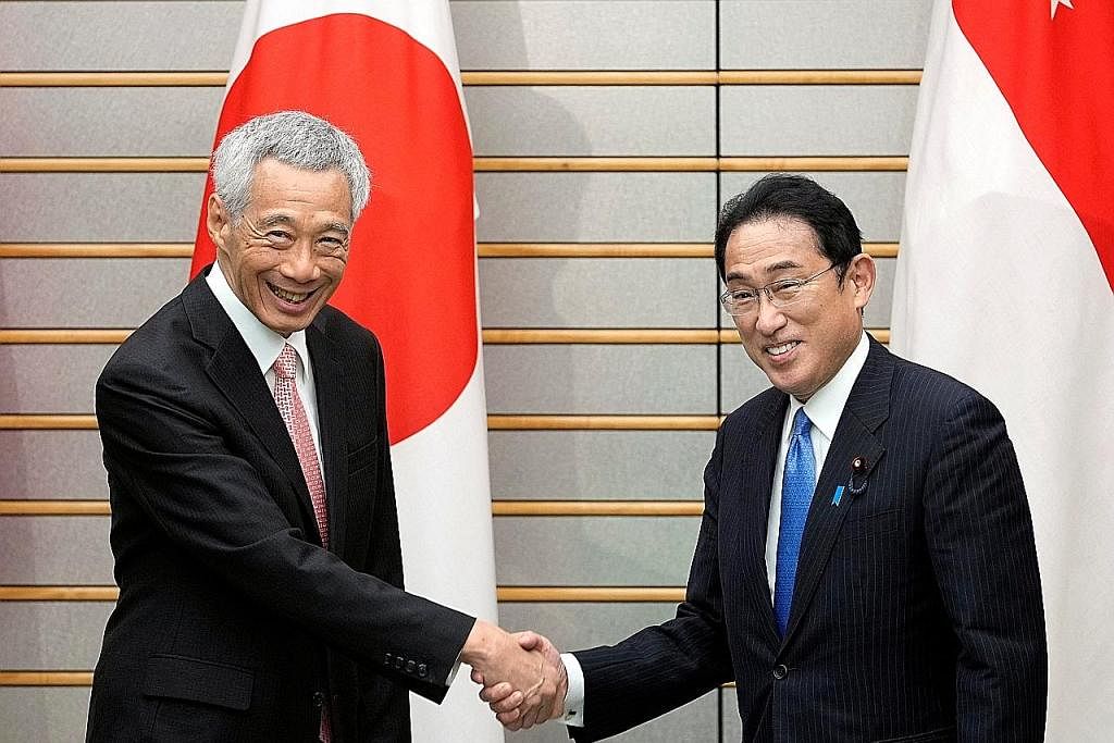 PERKUKUH HUBUNGAN: Encik Lee mengadakan pertemuan dengan Encik Kishida (kanan) semasa beliau melakukan lawatan kerja ke Tokyo sekitar dua minggu lalu. Semasa pertemuan itu, dua pemimpin itu berikrar untuk bekerjasama bagi memelihara kestabilan dan ke