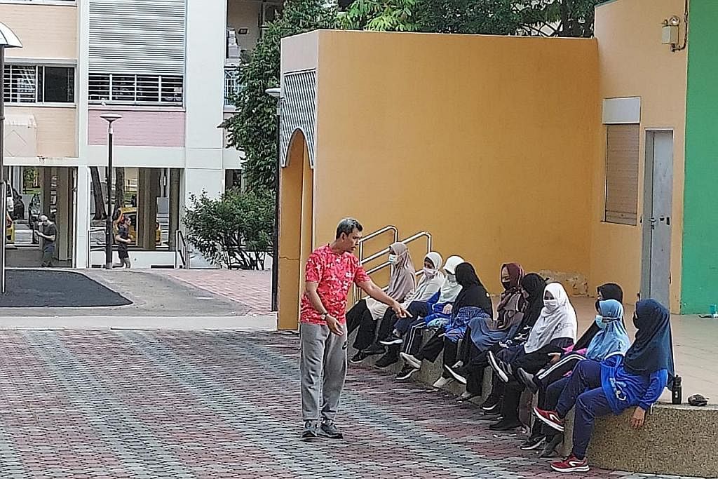 HIDUP SIHAT: Ketua zon ActiveSg, Encik Mohd Hussen Yunus, membimbing peserta Kumpulan Minat Berjalan Pantas. Mereka telah memulakan senaman pagi Ahad di Taman Tampines Central sejak awal bulan ini dan akan kembali ke sana setiap hujung minggu selama 