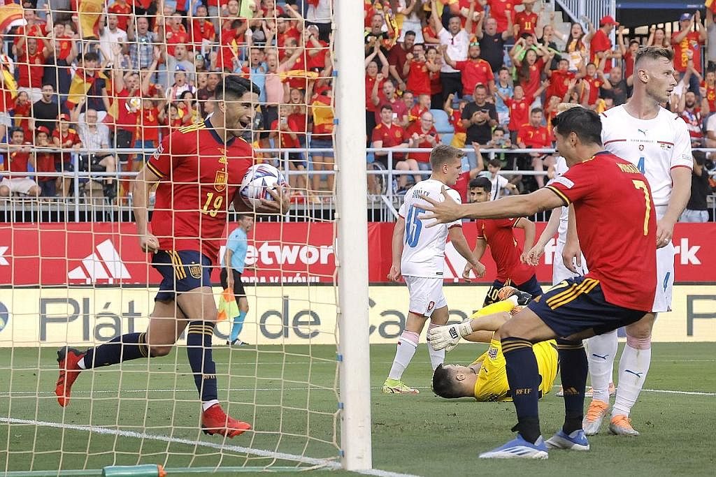 GOL PENTING: Pemain Sepanyol, Carlos Soler (kiri), meraikan gol jaringannya dengan Alvaro Morata semasa Sepanyol menewaskan Republik Czech dalam perlawanan Liga Negara-Negara Uefa. - Foto REUTERS