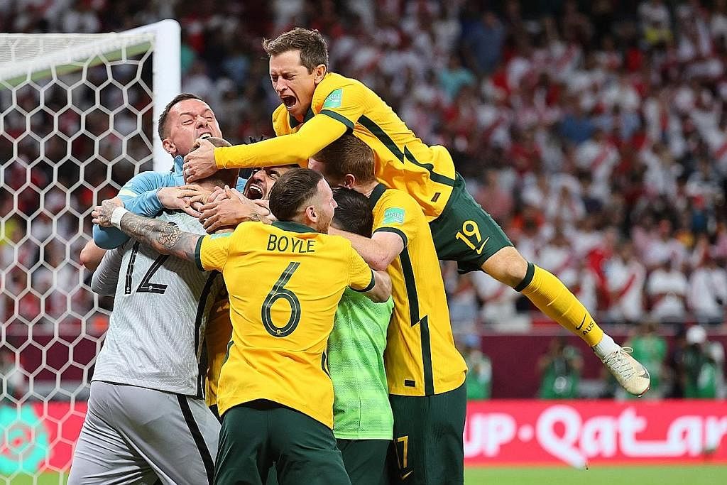LUAR BIASA: Pemain Australia meraikan kemenangan mereka ke atas Peru kelmarin untuk menempah tiket ke pusingan akhir Piala Dunia 2022 November ini. - Foto AFP