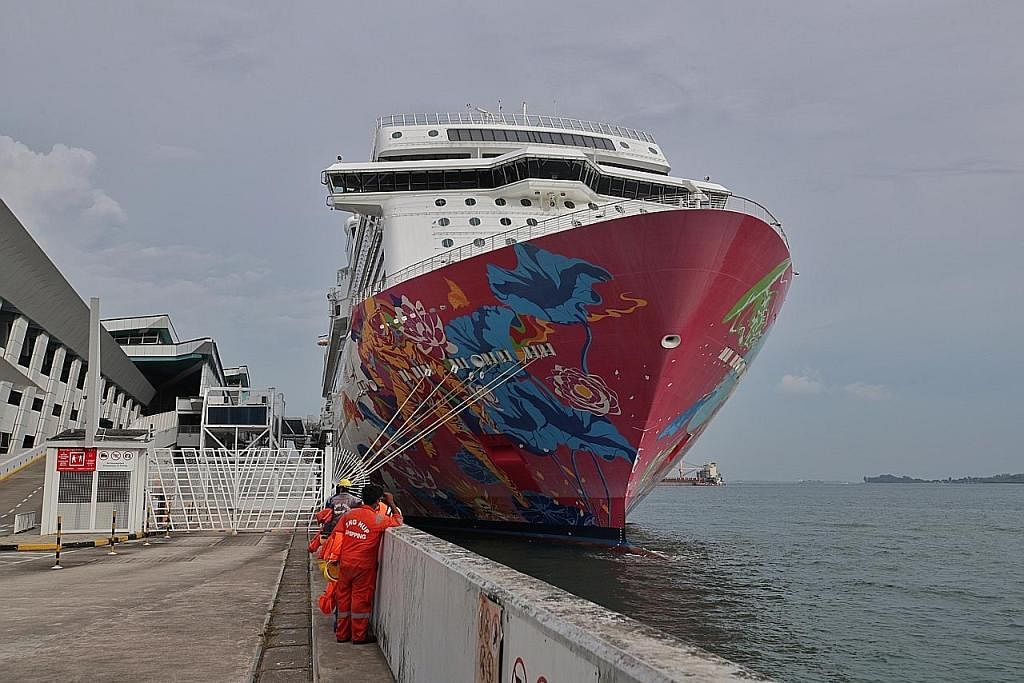 DAPUR HALAL: Kapal Genting Dream telah belayar pada separuh kapasiti semalam untuk memastikan operasi berjalan dengan lancar. - Foto BH oleh GIN TAY