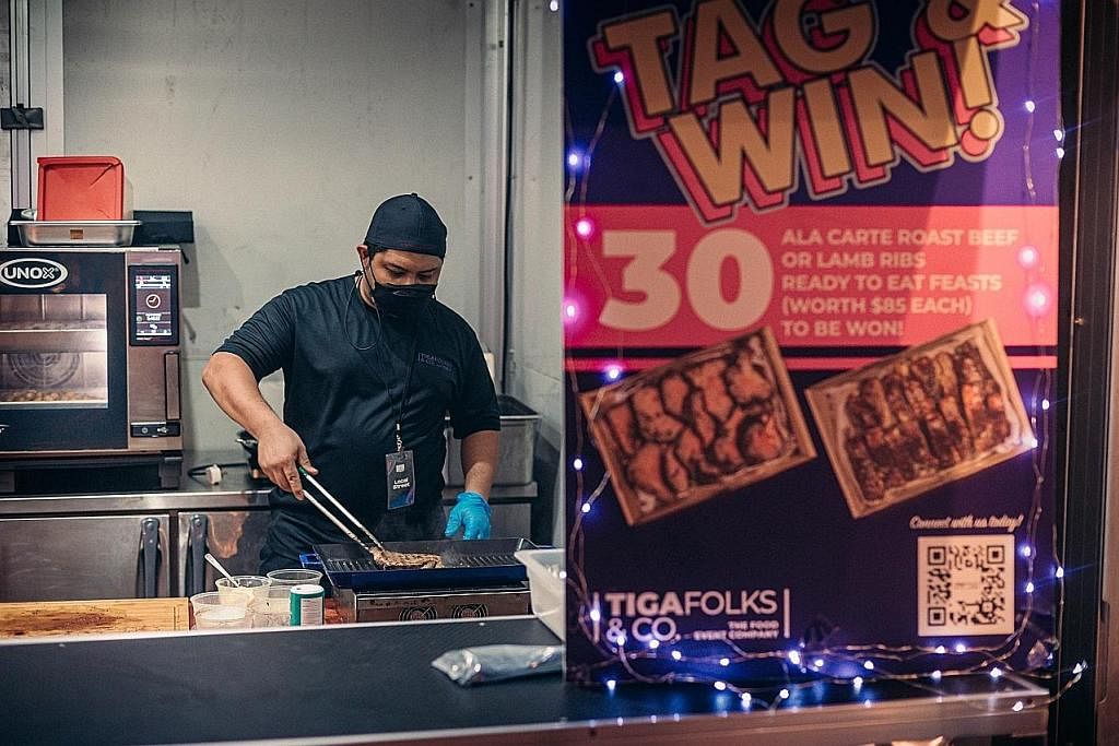 REBUT PELUANG: Bekas cef di restoran dan hotel tempatan, Encik Faris sedang menyediakan daging stik di gerainya di pesta Gastrobeats yang berlangsung di Bayfront Event Space hingga 26 Jun. - Foto BH oleh HARITH MUSTAFFA