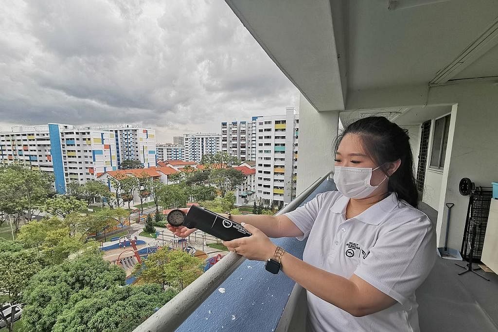 PENDEKATAN PENCENGKAMAN: Seorang pegawai NEA melepaskan nyamuk jantan yang dijangkiti dengan bakteria Wolbachia di sebuah blok HDB sebagai sebahagian daripada Projek Wolbachia di Singapura yang menggunakan pendekatan pencengkaman.