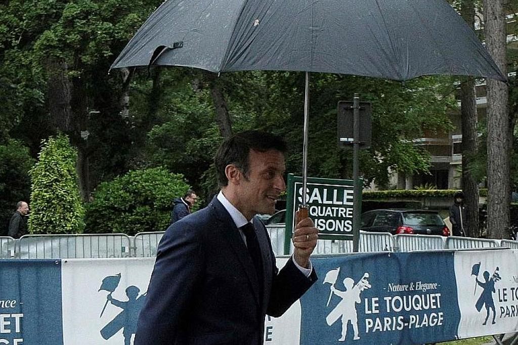 MENDUNG MASA DEPAN?: Keputusan pengundian pusingan kedua kelmarin menyaksikan politik Perancis terjerumus ke kancah pergolakan, dengan Encik Macron (atas) terpaksa mengusahakan jalinan sekutu baru. - Foto AFP