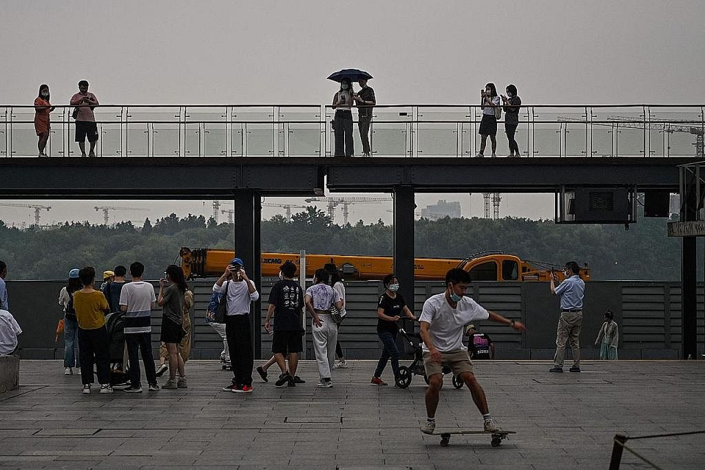 SUDAH BOLEH KELUAR RUMAH: Penduduk bandar Shanghai sudah boleh keluar rumah setelah jangkitan Covid-19 di hab kewangan itu kian terkawal. - Foto AFP