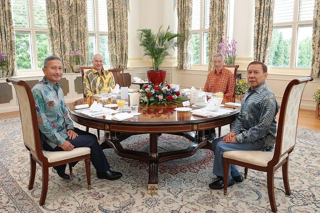 PERTEMUAN: Perdana Menteri Encik Lee Hsieng Loong (dua dari kanan) telah memuatnaikkan gambar beliau bersama (dari kiri) Menteri Ehwal Luar, Dr Vivian Balakrishnan; Timbalan Yang di-Pertuan Agong Malaysia dan Sultan Negeri Perak, Sultan Nazrin Shah d