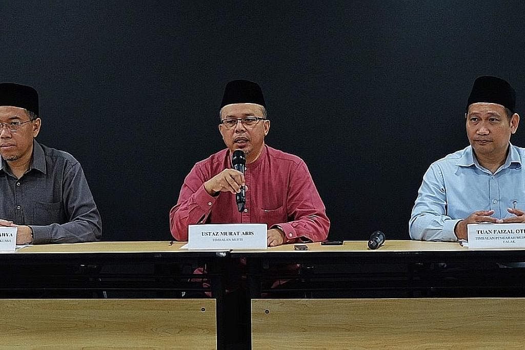 BERI PENERANGAN: (Dari kiri) Ustaz Dr Firdaus Yahya, Ustaz Mohd Murat Md Aris dan Encik Faizal Othman menerangkan kaedah yang digunakan Singapura dalam menentukan tarikh khusus Islam dalam sidang media semalam. - Foto BH oleh Khalid Baba