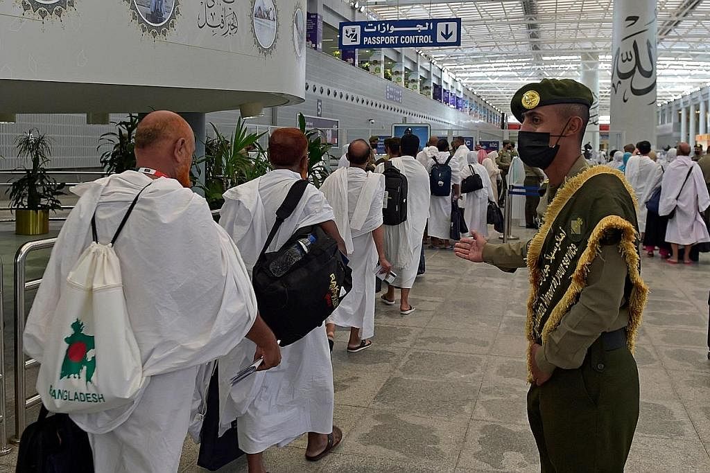 DIIRINGI DOA: Seorang Muslim yang akan ke Makkah untuk menjalankan ibadah haji mendapatkan keberkatan dari anggota keluarga sebelum berangkat di lapangan terbang Ahmedabad.