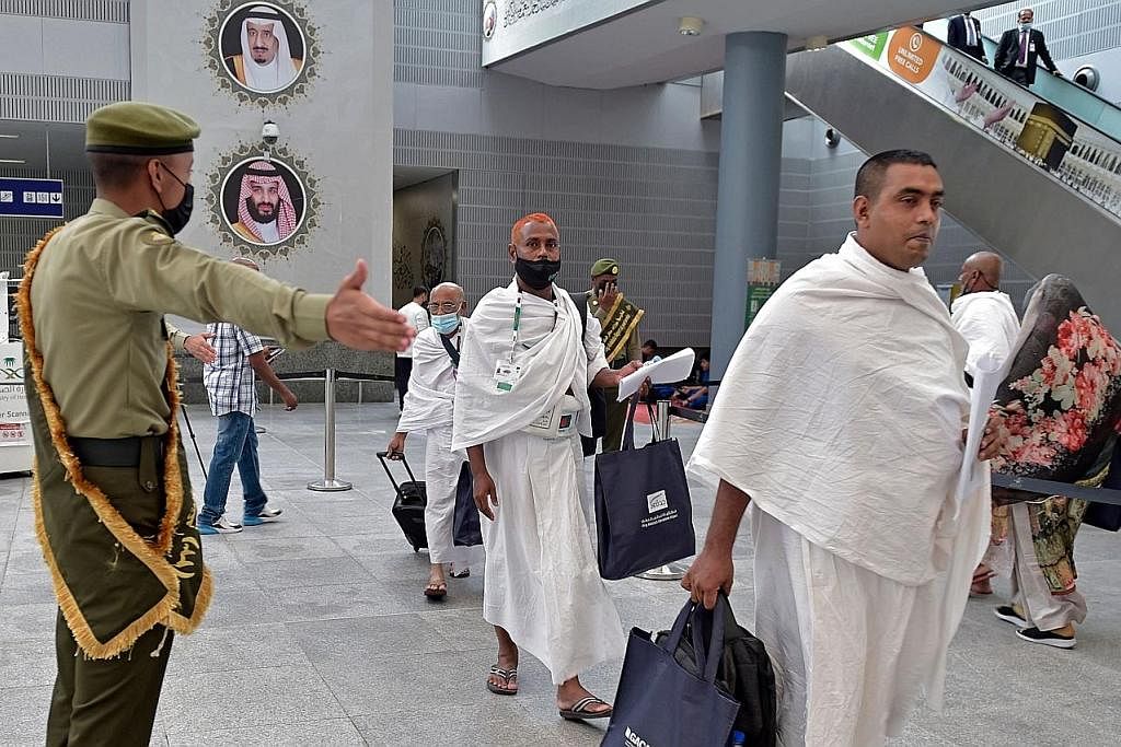 JEMAAH MULA TIBA: Kumpulan pertama jemaah bagi musim haji tahun ini sudah pun tiba di Arab Saudi. - Foto AFP