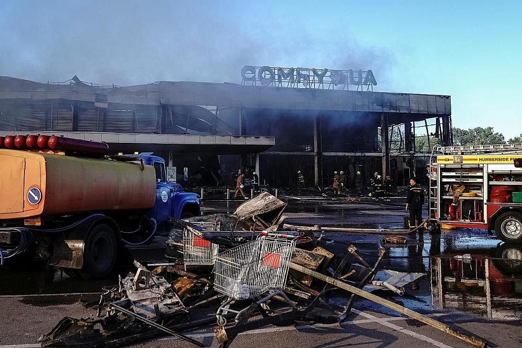 PUSAT BELI BELAH JADI SASARAN: Pusat beli-belah yang sesak di Kremenchuk, wilayah Poltava, tengah Ukraine dibedil peluru berpandu tentera Russia kelmarin yang dianggap Kyiv sebagai 'jenayah perang'.- Foto REUTERS