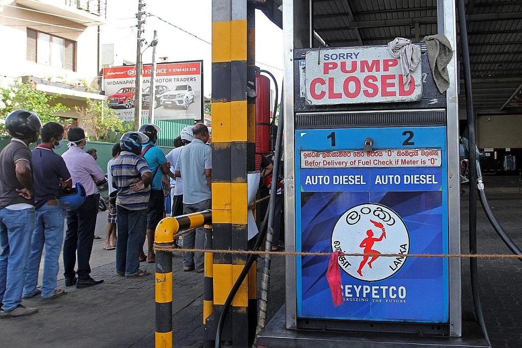 MASIH HARAPKAN BEKALAN: Walaupun stesen minyak ditutup kerana tiada bekalan, orang ramai masih beratur untuk mendapatkan bekalan bahan tenaga sedang Sri Lanka terus bergelut untuk mengatasi ekonominya yang runtuh. - Foto AFP
