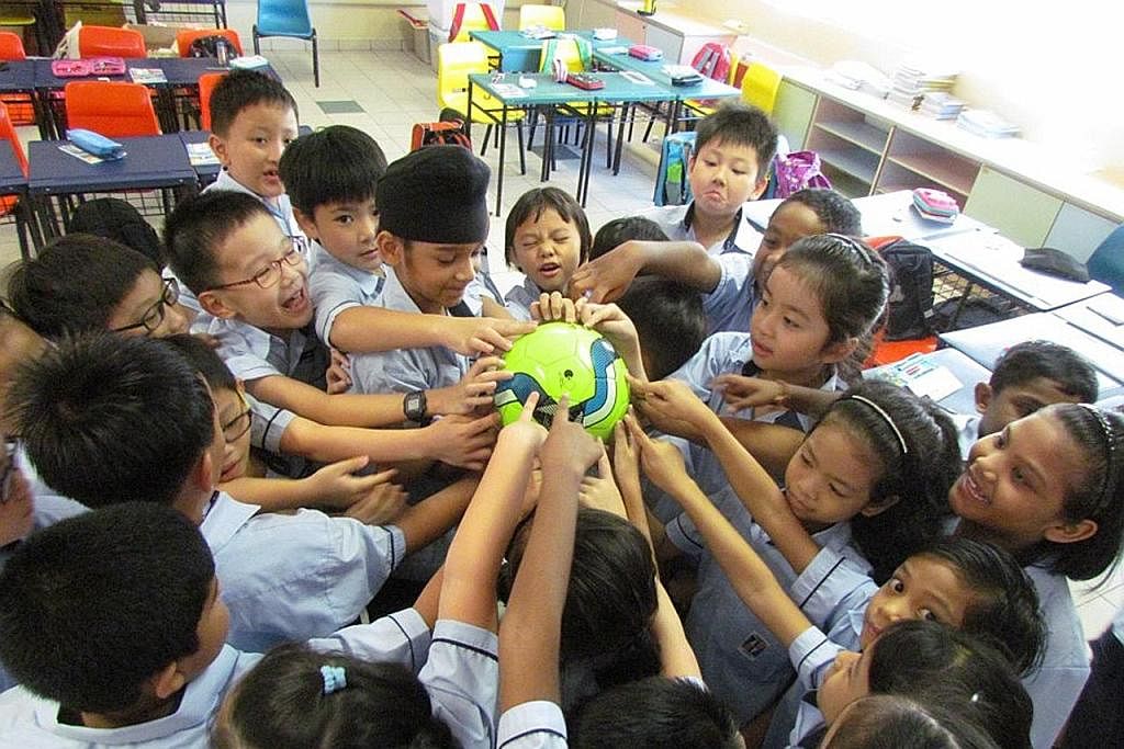 PROGRAM 'NEW U': Program ini memberi murid-murid Sekolah Rendah Xinghua meluangkan masa bersama kawan-kawan. - Foto SEKOLAH RENDAH XINGHUA