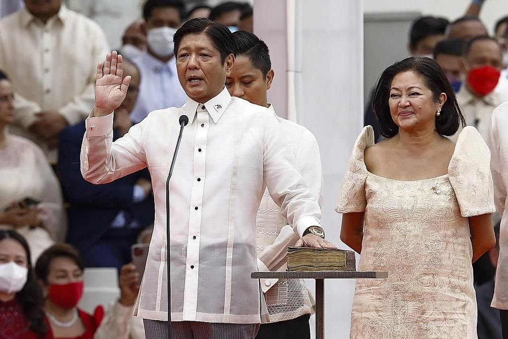 PRESIDEN BARU FILIPINA: Encik Ferdinand 'Bongbong' Marcos Jr mengangkat sumpah sebagai presiden baru Filipina semalam, yang turut disaksikan isterinya, Cik Louise Araneta-Marcos. - Foto EPA-EFE