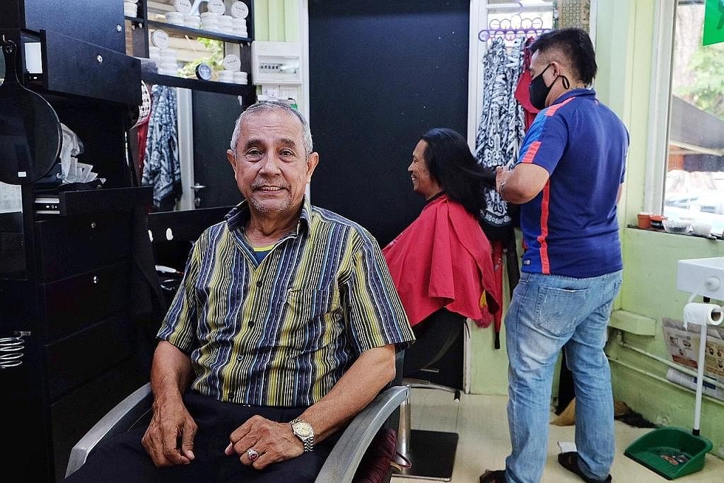 PERCAYA DENGAN PELUANG KEDUA: Kedai gunting rambut Encik Daud telah menjadi persinggahan dan sumber mencari rezeki bagi puluhan bekas pesalah sejak ia dibuka pada 2004. - Foto BH oleh KHALID BABA